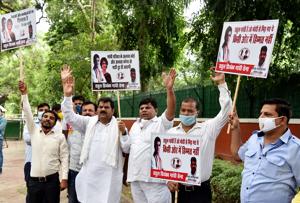 Congress party workers hold placards as they shout slogans demanding that the party’s president should be from the Gandhi family outside the AICC headquarters in New Delhi on Monday.(ANI Photo) Congress party workers hold placards as they shout slogans demanding that the party’s president should be from the Gandhi family outside the AICC headquarters in New Delhi on Monday.(ANI Photo)