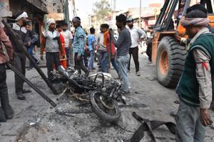 MCD workers clear burnt vehicles at Chand Bagh, in New Delhi on Sunday, March 1, 2020.(Sanchit Khanna/HT PHOTO) MCD workers clear burnt vehicles at Chand Bagh, in New Delhi on Sunday, March 1, 2020.(Sanchit Khanna/HT PHOTO)