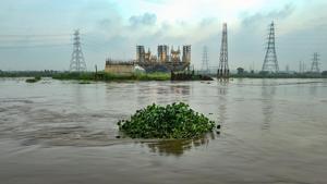 Preparations are already underway in case people living around the Yamuna need to be evacuated.(PTI) Preparations are already underway in case people living around the Yamuna need to be evacuated.(PTI)