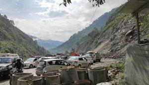 Motorists stranded on the Jammu-Srinagar highway after a huge mudslide washed away a large part of the road.(HT PHOTO) Motorists stranded on the Jammu-Srinagar highway after a huge mudslide washed away a large part of the road.(HT PHOTO)