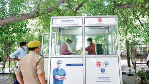 A health worker inside a kiosk collects swab samples for coronavirus test, at Sector 30 District Hospital, in Noida.(Photo: Sunil Ghosh/ HT) A health worker inside a kiosk collects swab samples for coronavirus test, at Sector 30 District Hospital, in Noida.(Photo: Sunil Ghosh/ HT)