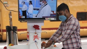 The foot-operated hand wash vending machine at Mumbai’s CSMT has been installed as part of Central Railway’s corporate social responsibility.(HT PHOTO) The foot-operated hand wash vending machine at Mumbai’s CSMT has been installed as part of Central Railway’s corporate social responsibility.(HT PHOTO)