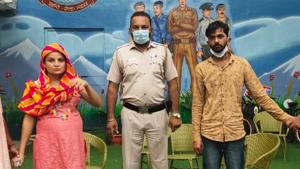 On Monday, police caught the trio while they were busy swindling another person at Khyala.(HT Photo) On Monday, police caught the trio while they were busy swindling another person at Khyala.(HT Photo)