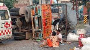 The overturned canter after the accident that claimed the lives of its two female passengers in Doraha near Ludhiana on Wednesday.(HT Photo) The overturned canter after the accident that claimed the lives of its two female passengers in Doraha near Ludhiana on Wednesday.(HT Photo)