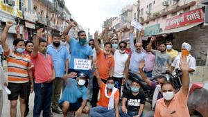 Tour, travel, hotel operators protesting for relief package in Haridwar.(HT Photo) Tour, travel, hotel operators protesting for relief package in Haridwar.(HT Photo)