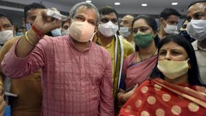 Delhi BJP president Adesh Gupta and SDMC Mayor Anamika Mithilesh Singh showing anopheles larvae during the launch of a campaign against Dengue, Malaria and Chickengunia, at A- Block, Civic Center in New Delhi.(Sonu Mehta/HT PHOTO) Delhi BJP president Adesh Gupta and SDMC Mayor Anamika Mithilesh Singh showing anopheles larvae during the launch of a campaign against Dengue, Malaria and Chickengunia, at A- Block, Civic Center in New Delhi.(Sonu Mehta/HT PHOTO)