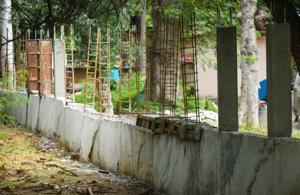 Construction work underway on a boundary wall of the Delhi Cantt, at Dhaula Kuan in New Delhi on August 25.(Amal KS/HT PHOTO) Construction work underway on a boundary wall of the Delhi Cantt, at Dhaula Kuan in New Delhi on August 25.(Amal KS/HT PHOTO)