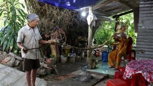 Nguyen Van Luom holds 5-meter long hair of his father Nguyen Van Chien, 92.(REUTERS) Nguyen Van Luom holds 5-meter long hair of his father Nguyen Van Chien, 92.(REUTERS)