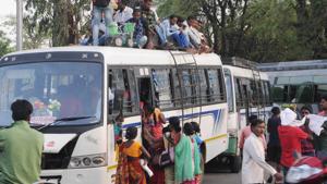 File photo: Passengers boarding buses.(Hindustan Times) File photo: Passengers boarding buses.(Hindustan Times)