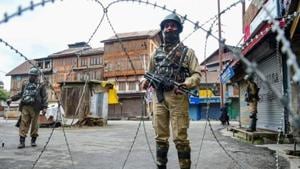 Srinagar: Security personnel stand guard during restrictions in Srinagar.(PTI) Srinagar: Security personnel stand guard during restrictions in Srinagar.(PTI)