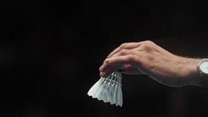 BIRMINGHAM, ENGLAND - MARCH 08: A match official places a new shuttlecock on a racket during day two of YONEX All England Open Badminton Championships at Birmingham Barclaycard Arena on March 8, 2017 in Birmingham, England. (Photo by Nathan Stirk/Getty Images)(Getty Images) BIRMINGHAM, ENGLAND - MARCH 08: A match official places a new shuttlecock on a racket during day two of YONEX All England Open Badminton Championships at Birmingham Barclaycard Arena on March 8, 2017 in Birmingham, England. (Photo by Nathan Stirk/Getty Images)(Getty Images)