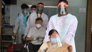 Passengers, who refuse to wear masks willingly, putting others in danger, will invite strict actions like being put on the no-fly list.(HT Photo) Passengers, who refuse to wear masks willingly, putting others in danger, will invite strict actions like being put on the no-fly list.(HT Photo)