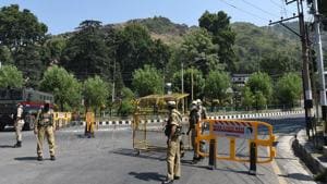 Police have set up barricades to stop Muharram processions in Srinagar.(HT PHOTO)