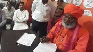 While Sakshi Maharaj was returning to Dhanbad in the afternoon, Giridih SDM Prerna Dikshit intercepted him and brought him back to Shanti Ashram to observe home quarantine. (Photo @drsakshimaharaj) While Sakshi Maharaj was returning to Dhanbad in the afternoon, Giridih SDM Prerna Dikshit intercepted him and brought him back to Shanti Ashram to observe home quarantine. (Photo @drsakshimaharaj)