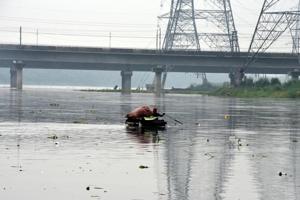 The water level of Yamuna has risen following heavy seasonal rainfall this year.(Sonu Mehta/HT PHOTO) The water level of Yamuna has risen following heavy seasonal rainfall this year.(Sonu Mehta/HT PHOTO)