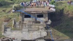 The damage to the bridges came to light on Sunday morning when the water level receded after the incessant rains continuing for more than 48 hours, stopped.(HT PHOTO.) The damage to the bridges came to light on Sunday morning when the water level receded after the incessant rains continuing for more than 48 hours, stopped.(HT PHOTO.)
