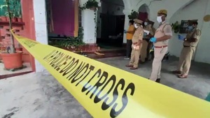 Police at the scene of crime in Lucknow.(HT PHOTO) Police at the scene of crime in Lucknow.(HT PHOTO)