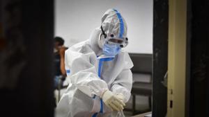 A health worker in PPE coveralls during collection of swab samples for coronavirus testing at a testing centre.(Sanchit Khanna/HT PHOTO) A health worker in PPE coveralls during collection of swab samples for coronavirus testing at a testing centre.(Sanchit Khanna/HT PHOTO)