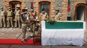 A senior police officer pays tribute to a slain colleague during a wreath laying ceremony at District Police Lines in Srinagar on Sunday.(Waseem Andrabi/HT PHOTO) A senior police officer pays tribute to a slain colleague during a wreath laying ceremony at District Police Lines in Srinagar on Sunday.(Waseem Andrabi/HT PHOTO)
