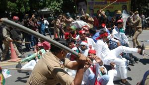 Lathicharge on Samajwadi Chhatra Sabha activist who were on way to gherao Raj Bhawan on Monday against JEE, NEET.(HT/Deepak Gupta) Lathicharge on Samajwadi Chhatra Sabha activist who were on way to gherao Raj Bhawan on Monday against JEE, NEET.(HT/Deepak Gupta)