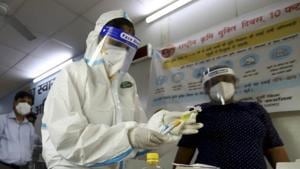 Medics collect blood sample of residents for serological survey at a clinic in east Delhi on June 30.(PTI) Medics collect blood sample of residents for serological survey at a clinic in east Delhi on June 30.(PTI)