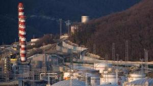 Oil storage tanks stand at the RN-Tuapsinsky refinery, operated by Rosneft Oil Co., as the sun sets in Tuapse, Russia.(Bloomberg) Oil storage tanks stand at the RN-Tuapsinsky refinery, operated by Rosneft Oil Co., as the sun sets in Tuapse, Russia.(Bloomberg)