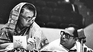 Pranab Mukherjee in a discussion with former prime minister Indira Gandhi in 1983.(KK Chawla/HT Archive) Pranab Mukherjee in a discussion with former prime minister Indira Gandhi in 1983.(KK Chawla/HT Archive)