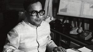Pranab Mukherjee, as finance minister, with the budget documents on February 28, 1983.(KK Chawla / HT Archive) Pranab Mukherjee, as finance minister, with the budget documents on February 28, 1983.(KK Chawla / HT Archive)