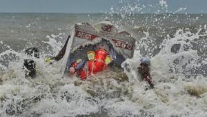 Devotees carry and immerse the idols of Hindu God Ganesha on the last day of Ganpati Visarjan at Juhu Beach in Mumbai. (Satyabrata Tripathy/ht ) Devotees carry and immerse the idols of Hindu God Ganesha on the last day of Ganpati Visarjan at Juhu Beach in Mumbai. (Satyabrata Tripathy/ht )