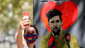 A woman takes a selfie with a mural of Lionel Messi dressed as Che Guevara as FC Barcelona's squad arrive for coronavirus disease (COVID-19) test, ahead of the resumption of training on August 31, in Barcelona, Spain August 30, 2020. REUTERS/Nacho Doce(REUTERS) A woman takes a selfie with a mural of Lionel Messi dressed as Che Guevara as FC Barcelona's squad arrive for coronavirus disease (COVID-19) test, ahead of the resumption of training on August 31, in Barcelona, Spain August 30, 2020. REUTERS/Nacho Doce(REUTERS)