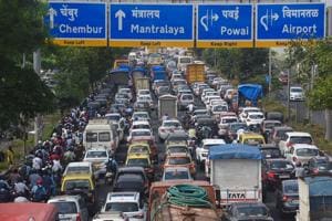 Huge traffic jams were reported on the eastern express highway in Mumbai.(HT Photo/Satish Bate) Huge traffic jams were reported on the eastern express highway in Mumbai.(HT Photo/Satish Bate)