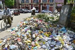 Garbage lying in front of the Arya Girls Senior Secondary School at Lohgarh in Amritsar on Tuesday.(Sameer Sehgal/ht) Garbage lying in front of the Arya Girls Senior Secondary School at Lohgarh in Amritsar on Tuesday.(Sameer Sehgal/ht)
