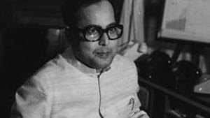 Pranab Mukherjee with the budget folder on February 28, 1983.(KK Chawla / HT Archive)