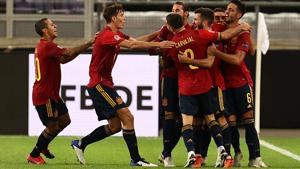Jose Luis Gaya (#14, 3rd from right) from Spain cheers after his goal for 1:1 with his teammates.(Getty Images) Jose Luis Gaya (#14, 3rd from right) from Spain cheers after his goal for 1:1 with his teammates.(Getty Images)