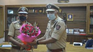Bipin Kumar Singh, the new commissioner took charge as the new police chief on Thursday accepting a bouquet from Kumar at the commissioner’s office in CBD Belapur. (Photo @sanjayips89) Bipin Kumar Singh, the new commissioner took charge as the new police chief on Thursday accepting a bouquet from Kumar at the commissioner’s office in CBD Belapur. (Photo @sanjayips89)
