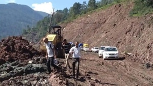 File photo: Stranded vehicles are being allowed to pass through towards Jammu.(HT Photo/Representative) File photo: Stranded vehicles are being allowed to pass through towards Jammu.(HT Photo/Representative)