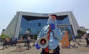 A security guard makes an announcement for social distancing outside Elante Mall in Chandigarh.(HT Photo) A security guard makes an announcement for social distancing outside Elante Mall in Chandigarh.(HT Photo)