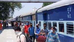 Migrant workers at a railway station after returning to Uttarakhand from other parts of the country.(HT file/fFr representational purpose) Migrant workers at a railway station after returning to Uttarakhand from other parts of the country.(HT file/fFr representational purpose)
