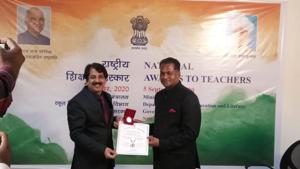 Faridkot DC Vimal Kumar Setia giving certificate to Rajinder Kumar on Saturday(HT) Faridkot DC Vimal Kumar Setia giving certificate to Rajinder Kumar on Saturday(HT)