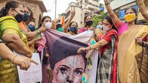 Women's wing of the Mumbai Shiv Sena staged a protest against Kangana Ranaut for her statement against Mumbai Police, at Borivali on Friday.(ANI) Women's wing of the Mumbai Shiv Sena staged a protest against Kangana Ranaut for her statement against Mumbai Police, at Borivali on Friday.(ANI)