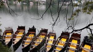 Empty boats at Naini Lake in Nainital tell the story of the absence lack of tourists amid the Covid-9 pandemic.(Raajiv Kala/HT Photo) Empty boats at Naini Lake in Nainital tell the story of the absence lack of tourists amid the Covid-9 pandemic.(Raajiv Kala/HT Photo)