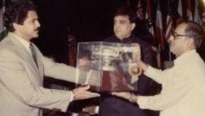 The image shows Anand Mahindra and Pranab Mukherjee engaged in a celebratory exchange.(Twitter/@anandmahindra) The image shows Anand Mahindra and Pranab Mukherjee engaged in a celebratory exchange.(Twitter/@anandmahindra)