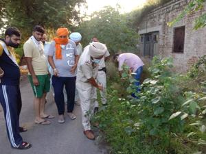 Police look for clues in Bathinda’s Thandi Sadak area after Youth Akali Dal worker Sukhman Preet Singh Sandhu was shot dead on Saturday night.(HT Photo) Police look for clues in Bathinda’s Thandi Sadak area after Youth Akali Dal worker Sukhman Preet Singh Sandhu was shot dead on Saturday night.(HT Photo)