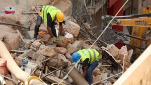 Volunteers dig through the rubble of buildings which collapsed due to the explosion at the port area, after signs of life were detected, in Gemmayze, Beirut, Lebanon on September 5, 2020.(Reuters Photo) Volunteers dig through the rubble of buildings which collapsed due to the explosion at the port area, after signs of life were detected, in Gemmayze, Beirut, Lebanon on September 5, 2020.(Reuters Photo)