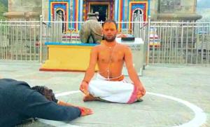 Santosh Trivedi, the priest protesting outside Kedarnath shrine against formation of Char Dham Board.(HT file photo) Santosh Trivedi, the priest protesting outside Kedarnath shrine against formation of Char Dham Board.(HT file photo)