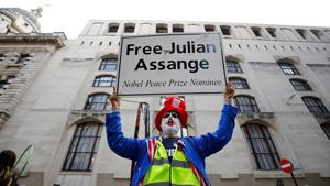 Demonstrators protest outside of the Old Bailey court in central London on September 7, 2020, as the extradition hearing for WikiLeaks founder Julian Assange resumes again.(AFP) Demonstrators protest outside of the Old Bailey court in central London on September 7, 2020, as the extradition hearing for WikiLeaks founder Julian Assange resumes again.(AFP)