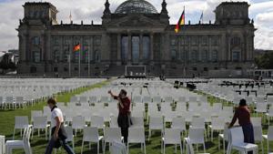 Activists set up empty chairs for a protest demanding the evacuation of Greek migrant camps, in front of the Reichstag building in Berlin, Germany, September 7, 2020.(Reuters photo) Activists set up empty chairs for a protest demanding the evacuation of Greek migrant camps, in front of the Reichstag building in Berlin, Germany, September 7, 2020.(Reuters photo)