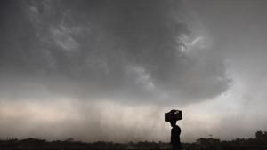From 3 am, flashes of lightning and thunder were witnessed with intense rain spells in some areas of the city.(HT photo/ Representational image) From 3 am, flashes of lightning and thunder were witnessed with intense rain spells in some areas of the city.(HT photo/ Representational image)
