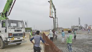Railways identified delays in both the Eastern and Western dedicated freight corridors and revised the deadline for completion to June 2022 from its earlier target of December 2021.(HT photo) Railways identified delays in both the Eastern and Western dedicated freight corridors and revised the deadline for completion to June 2022 from its earlier target of December 2021.(HT photo)