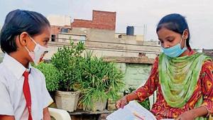 A student of BCM School, Basant Avenue, Ludhiana, teaching an underprivileged child.(HT) A student of BCM School, Basant Avenue, Ludhiana, teaching an underprivileged child.(HT)